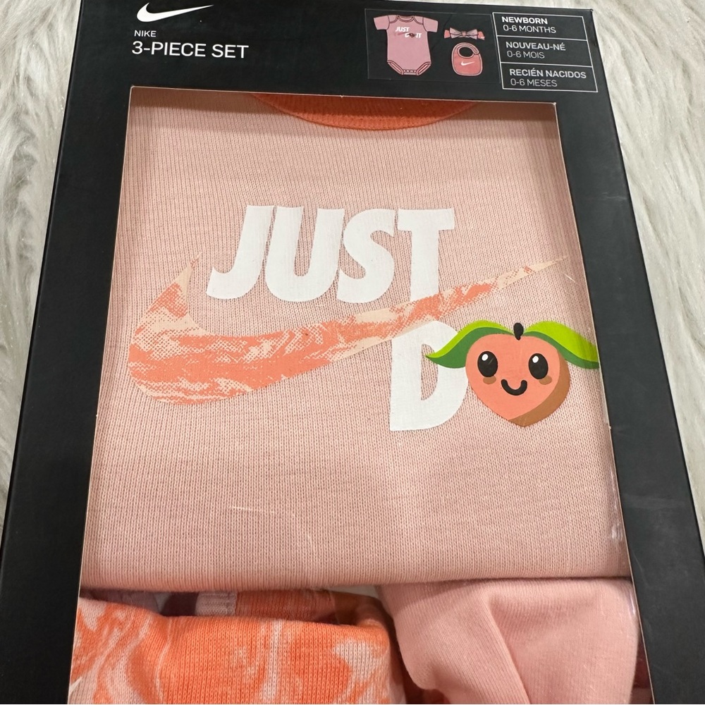 Nike Baby Gift Set - Picture 3 of 6
